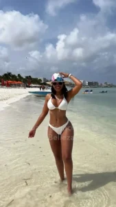 Mujer Nuara Paciente en la playa mostrando resultados de Liposucción y Lipectomía en Bogotá realizados en Nuara Esencia de la Belleza.