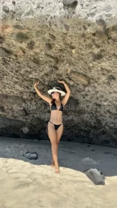 Mujer Nuara Resultados de Liposucción y Lipectomía en Bogotá. En Nuara Esencia de la Belleza, Bogotá, mostrando abdomen firme y definido.