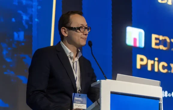 El Dr. Minyor Avellaneda en el VI Simposio de Seguridad del Paciente de la SCCP liderando la cirugía plástica segura.