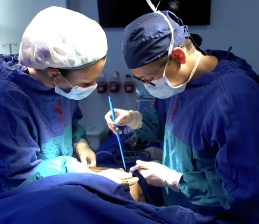 Pexia Mamaria l Dr. Minyor Avellaneda Pexia Mamaria en Bogotá. Dr Minyor Avellaneda realizando una Pexia en quirófano en Bogotá con equipo médico especializado.