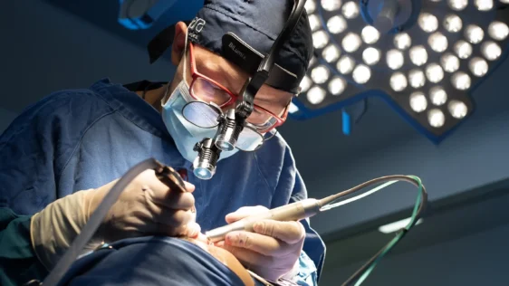 Dr. Minyor Avellaneda en Quirófano Rinoplastia Ultrasónica por el Dr. Minyor Avellaneda, cirujano plástico, estético y reconstructivo en Bogotá.