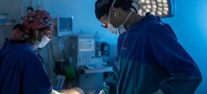 Cirugía de Lipectomía - Dr. Minyor Avellaneda El Dr. Minyor Avellaneda realizando una cirugía de Lipectomía abdominal con tecnología avanzada en Bogotá.