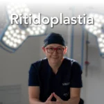 Ritidoplastia en Bogotá - Dr. Avellaneda El Dr. Minyor Avellaneda, experto en Ritidoplastia en Bogotá, en quirófano frente a luces quirúrgicas.