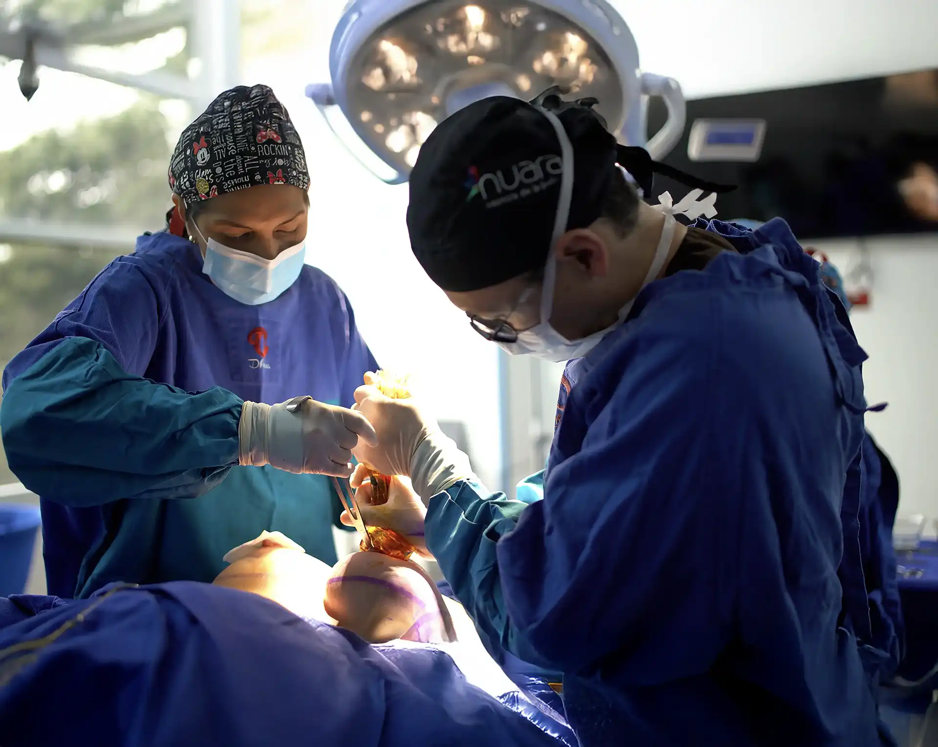 Cambio de Implantes - Dr. Minyor Avellaneda Cambio de Implantes en Bogotá. Cirujano Minyor Avellaneda realizando un cambio de implantes mamarios con técnica quirúrgica avanzada en el quirófano.