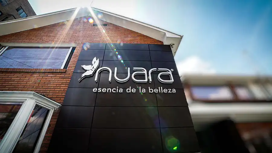 Inicio 1 Nuara Belleza Fachada principal de la clínica Nuara Esencia de la Belleza en Bogotá, especialista en medicina estética y cirugía.