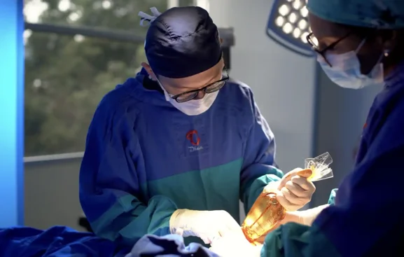 Procedimiento Quirúrgico Mamoplastia - Dr. Minyor Avellaneda Dr. Minyor Avellaneda realizando una cirugía de mamoplastia de aumento en quirófano en Bogotá.