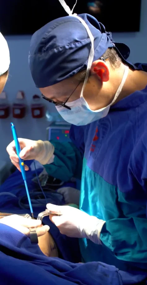 Dr Minyor Avellaneda realizando una Mamoplastia de Reducción en quirófano en Bogotá con equipo médico especializado. {{brizy_dc_image_alt imageSrc=