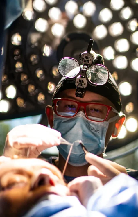 Dr. Minyor Avellaneda realizando una cirugía de Ritidoplastia en Bogotá con equipo médico de alta precisión. {{brizy_dc_image_alt imageSrc=