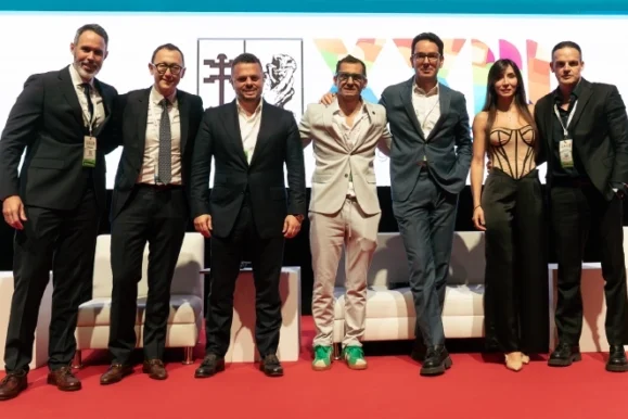 Dr. Minyor Avellaneda junto a destacados cirujanos plásticos en el escenario del congreso de la SCCP. {{brizy_dc_image_alt imageSrc=