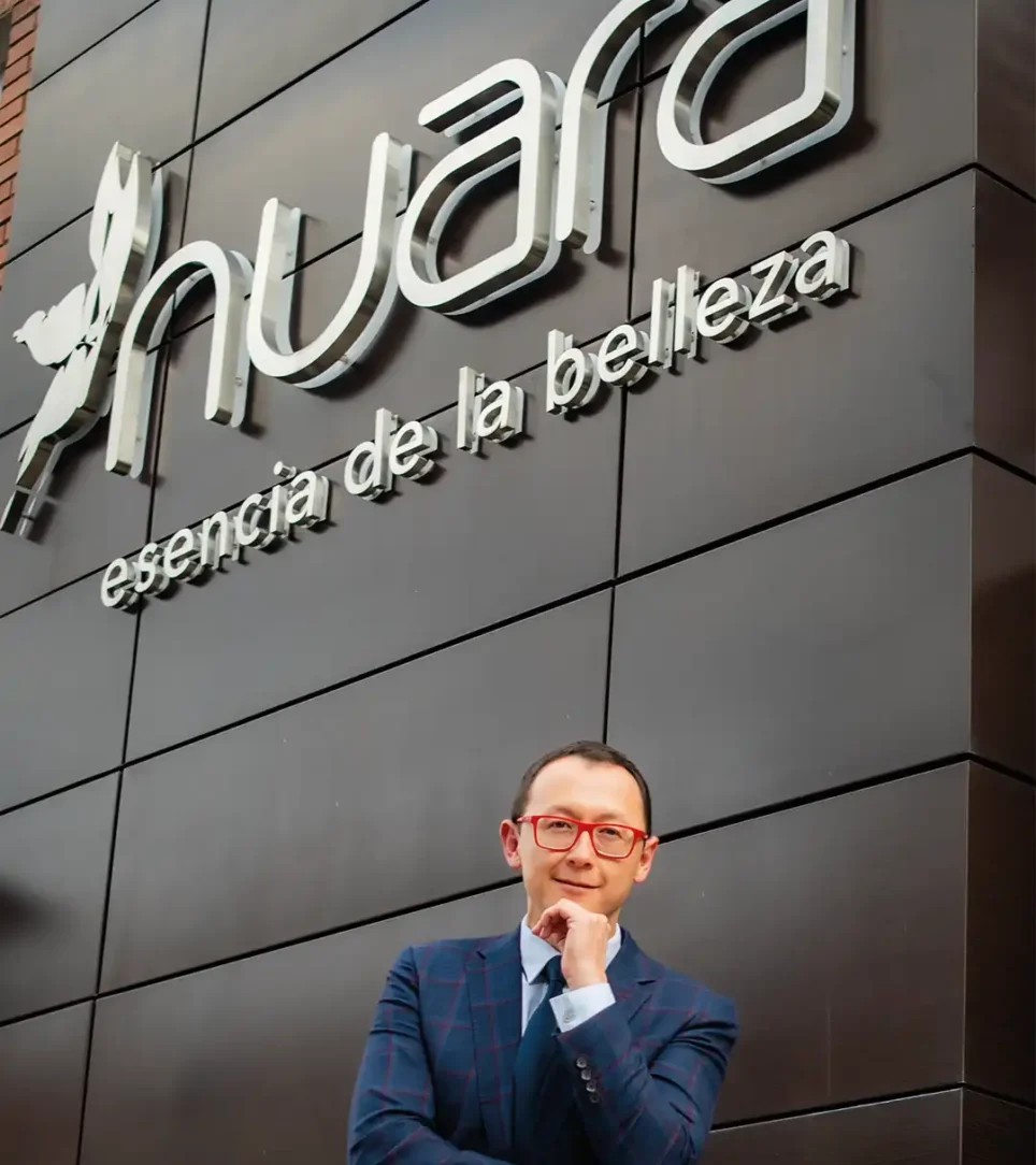 Dr. Minyor Avellaneda - Nuara Esencia de la Belleza Dr. Minyor Avellaneda frente a la fachada principal de la clínica Nuara Esencia de la Belleza en Bogotá.