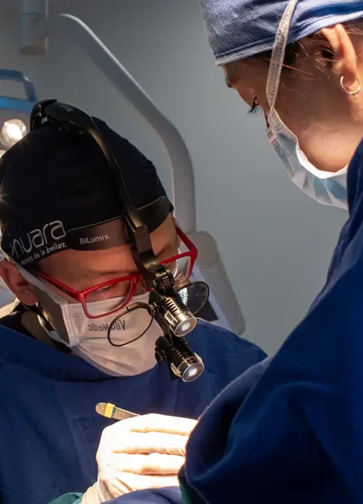 Cervicoplastia - Dr. Minyor Avellaneda Dr. Minyor Avellaneda realizando una cirugía de Cervicoplastia en Bogotá. Quirófano con equipo médico especializado.