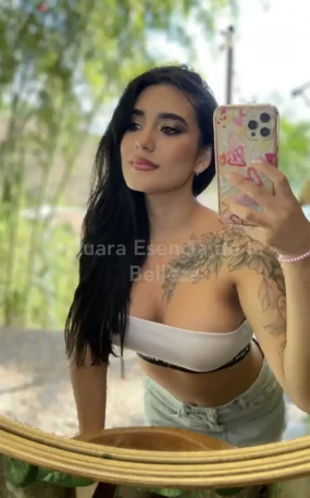 Mujer Nuara Paciente con excelentes resultados de Mamoplastia de Aumento en Bogotá por el Dr. Minyor Avellaneda.