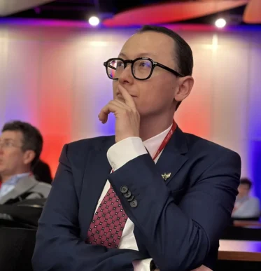 Dr. Minyor Avellaneda, cirujano plástico, analizando ponencias científicas en un congreso médico especializado. {{brizy_dc_image_alt imageSrc=